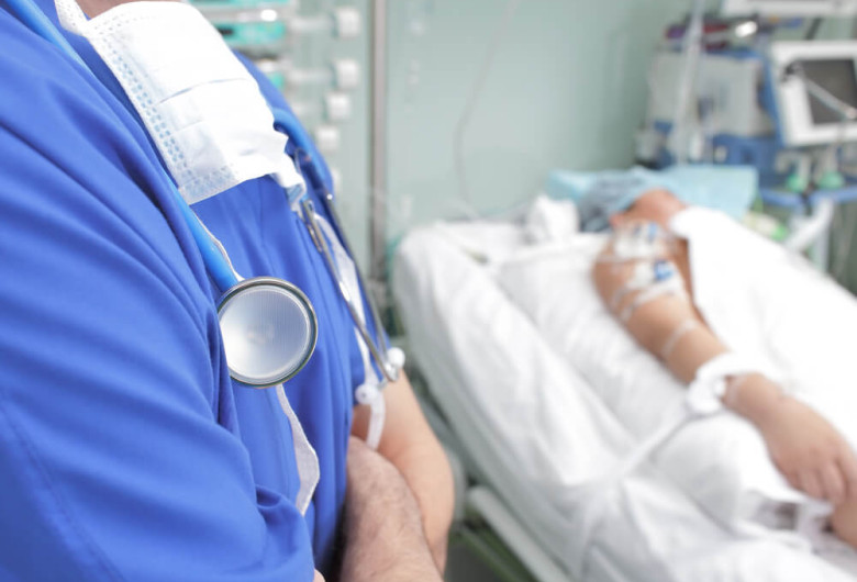 Doctor cu pacient mort alături, în spital