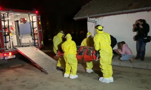 Medici scot un pacient cu izoleta din ambulanță pe timp de noapte, COVID-19, coronavirus