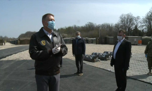 Klaus Iohannis cu mască sanitară pe față, la Spitalul ROL II
