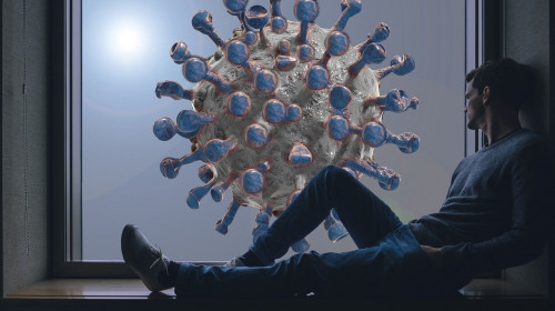 Bărbat stă la fereastră cu COVID-19 dincolo de geam, coronavirus