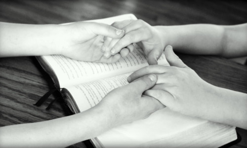Studiu biblic, adunare protestantă, creștinism, religie, mâini pe Biblie