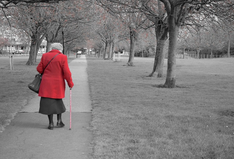 Bătrână se plimbă pe alee, vârstnică, pensionară, babă