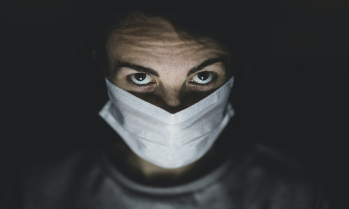 Bărbat tânăr cu mască sanitară pentru COVID-19, coronavirus