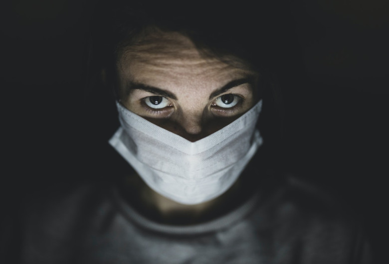 Bărbat tânăr cu mască sanitară pentru COVID-19, coronavirus