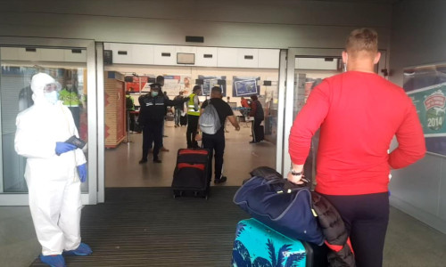 Aeroportul Cluj, cu oameni în combinezoane de COVID