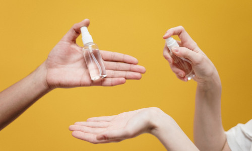 Mâini care se dezinfectează, spălat pe mâini, coronavirus