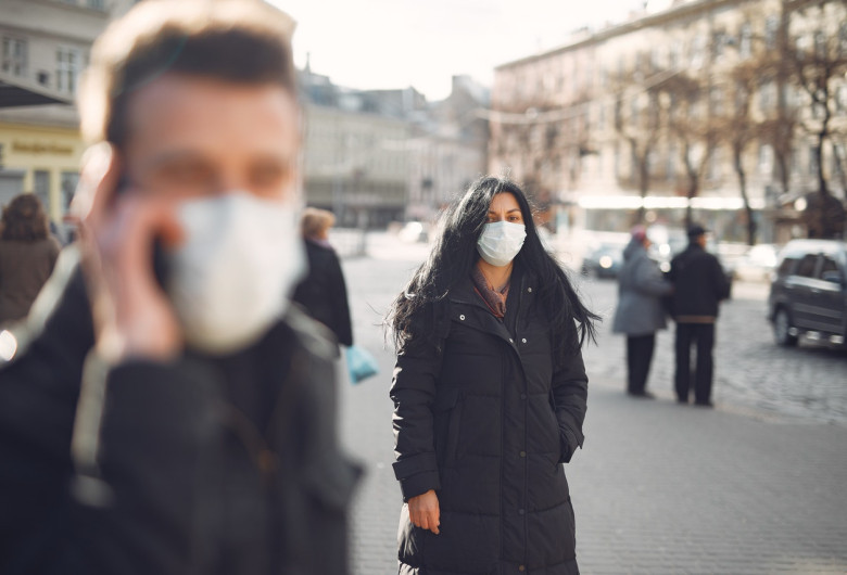 Oameni pe stradă cu măști sanitare împotriva COVID-19, coronavirus