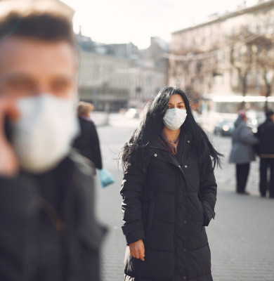 Oameni pe stradă cu măști sanitare împotriva COVID-19, coronavirus