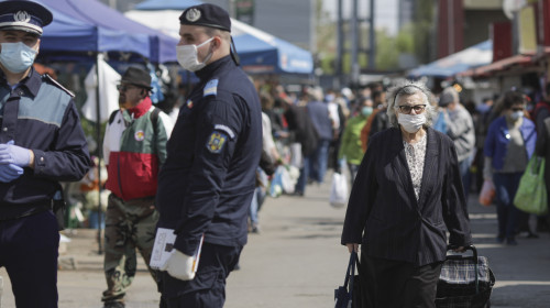 Aglomerație cu bătrâni în Piața Obor în vremea COVID-19, coronavirus, cumpărături