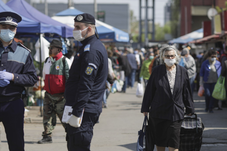 Aglomerație cu bătrâni în Piața Obor în vremea COVID-19, coronavirus, cumpărături