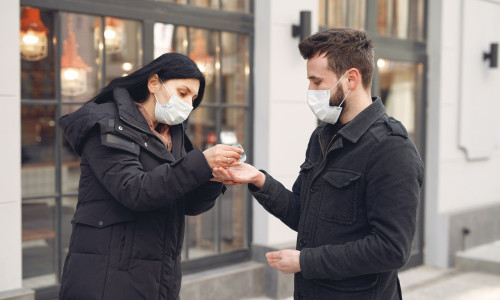 Bărbat și femeie pe stradă cu mască sanitară de COVID-19, coronavirus, oameni pe stradă