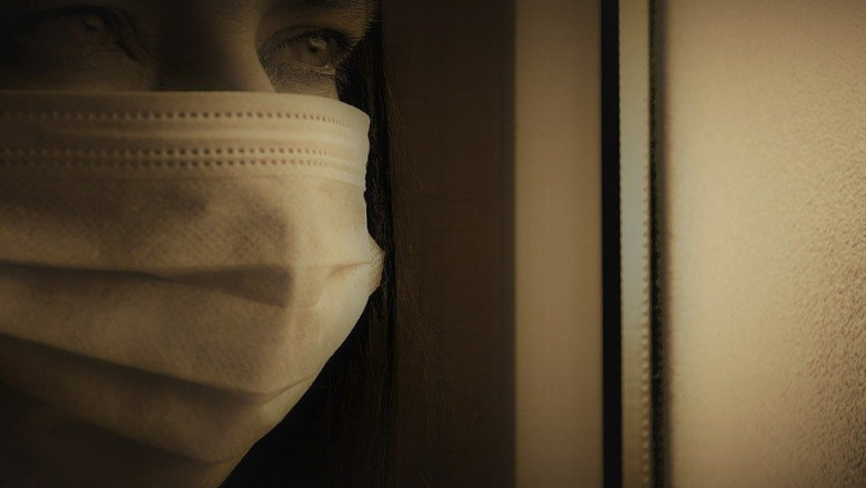 Femeie cu mască sanitară pe față, în izolare la domiciliu, carantină, coronavirus, COVID-19