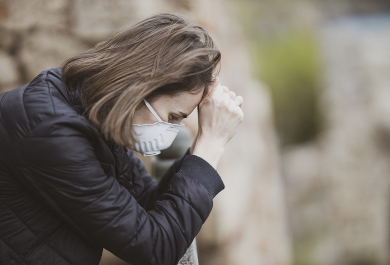 Femeie trist de deces, mort de coronavirus, COVID-19, mască sanitară pe față