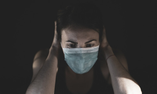 Persoană cu mască sanitară pe față, află de deces, mort de coronavirus, COVID-19