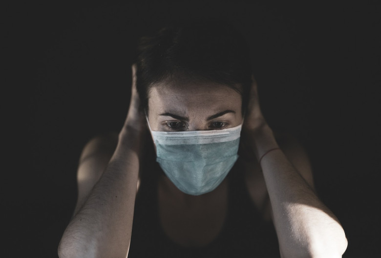 Persoană cu mască sanitară pe față, află de deces, mort de coronavirus, COVID-19