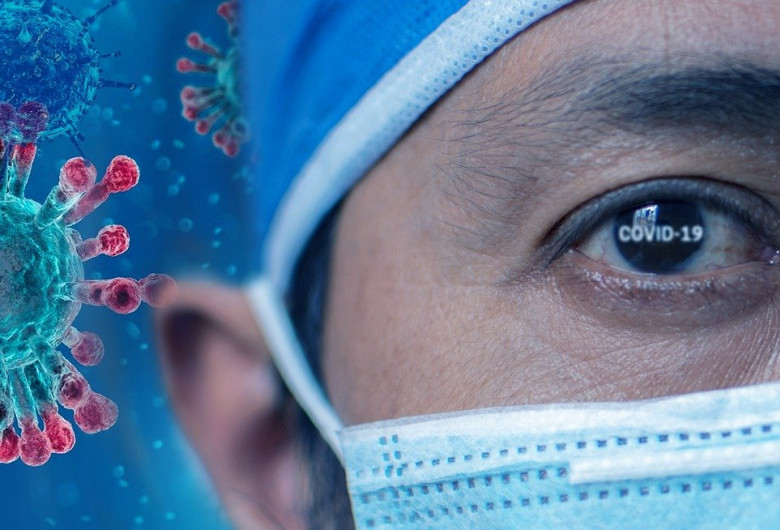 Cadru medical, doctor, medic, asistent, infirmier cu coronavirus, COVID-19