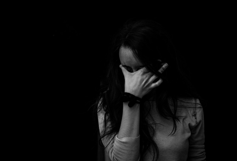 Femeie tristă, anxietate, depresie, disperare, abuzată, tristă de deces