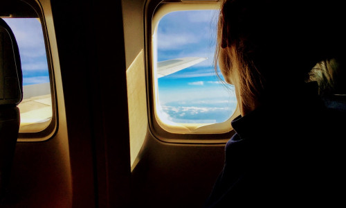 Femeie în avion, pasager, aeronavă, călătorie, turism, zbor, curse aeriene