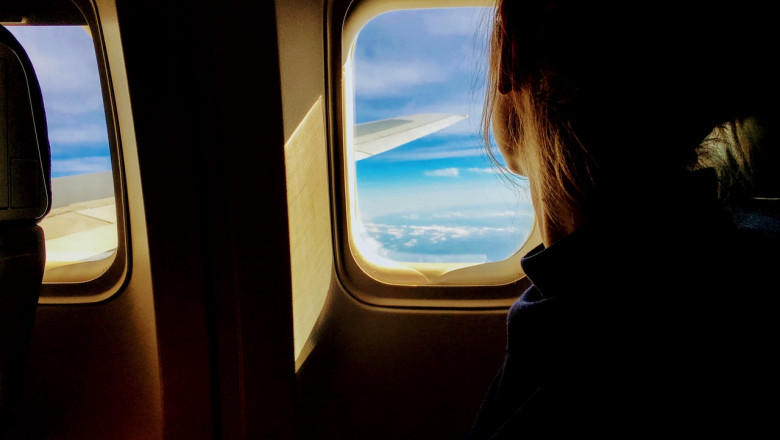 Femeie în avion, pasager, aeronavă, călătorie, turism, zbor, curse aeriene