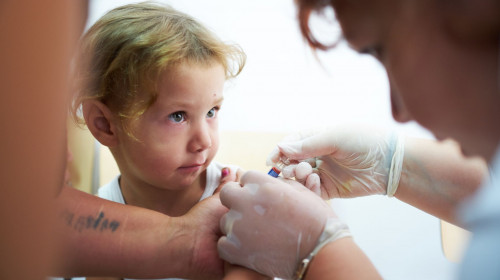 Copil vaccinat de medic, imunizare, ser, injecție