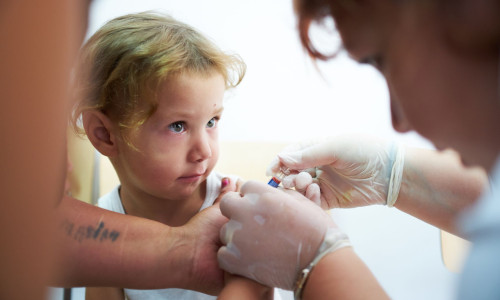 Copil vaccinat de medic, imunizare, ser, injecție