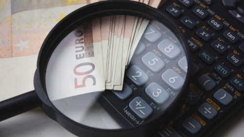 Bani euro pe un calculator, finanțare, calcule financiare