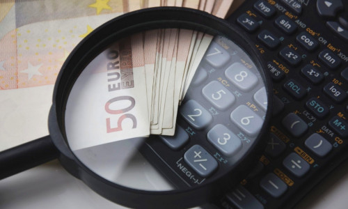 Bani euro pe un calculator, finanțare, calcule financiare