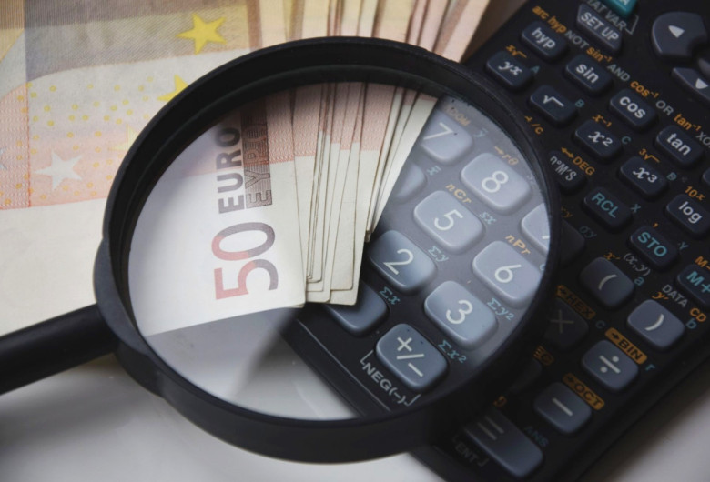 Bani euro pe un calculator, finanțare, calcule financiare