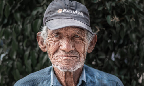 Bătrân, vârstnic, moș, pensionar