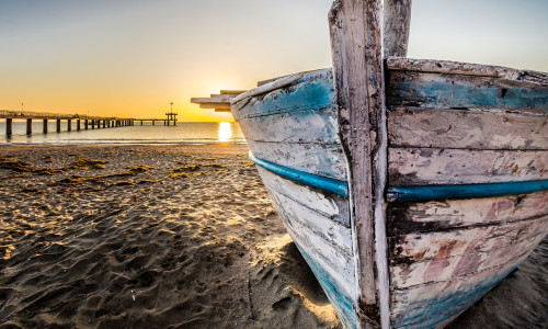 old-wooden-boat-at-sunrise-2873907_1920