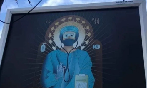 Panouri publicitare cu medici ca sfinți în timp de coronavirus