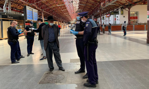 Polițiști cu măști de protecție, în Gara de Nord