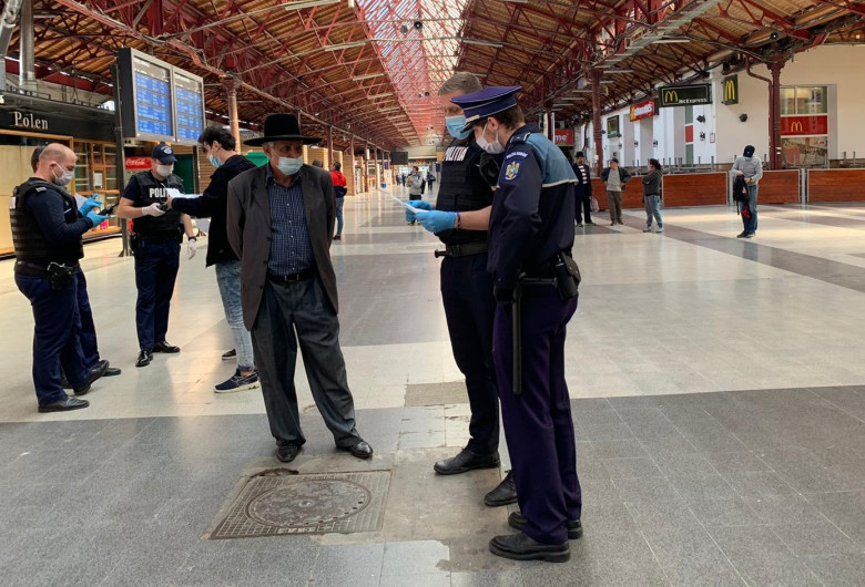 Polițiști cu măști de protecție, în Gara de Nord