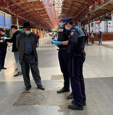 Polițiști cu măști de protecție, în Gara de Nord