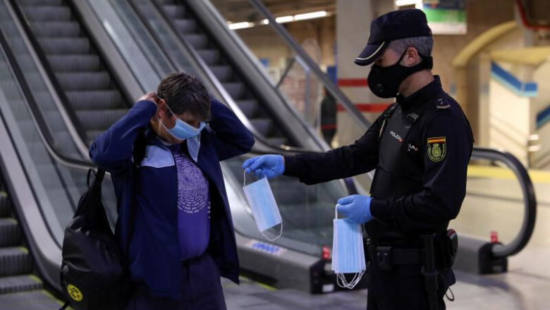 Polițist spaniol îi dă mască de protecție unei femei la metrou în Madrid