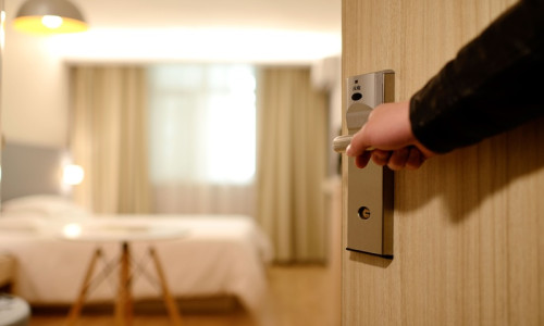 Cameră de hotel deschisă, turism