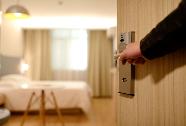 Cameră de hotel deschisă, turism