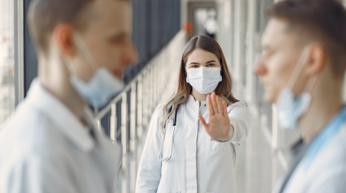 Medici, asistentă cu mască sanitară împotriva coronavirusului, COVID-19