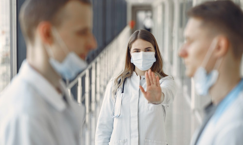 Medici, asistentă cu mască sanitară împotriva coronavirusului, COVID-19