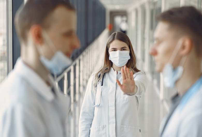 Medici, asistentă cu mască sanitară împotriva coronavirusului, COVID-19
