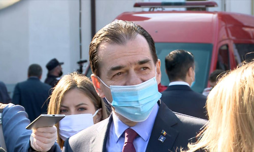 Ludovic Orban cu mască sanitară pe față, în fața ziariștilor
