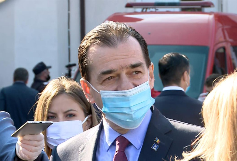 Ludovic Orban cu mască sanitară pe față, în fața ziariștilor