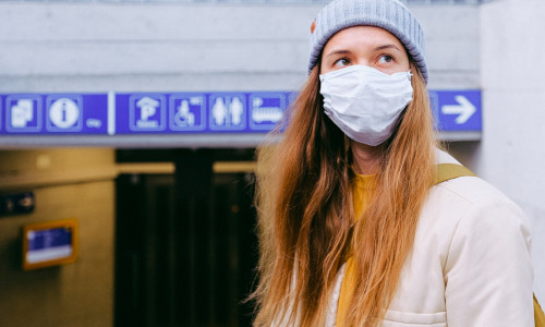Tânără cu mască de protecție pe față, coronavirus, COVID-19