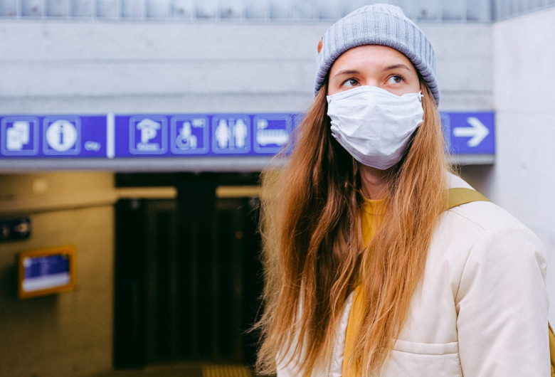 Tânără cu mască de protecție pe față, coronavirus, COVID-19
