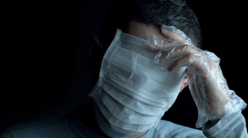 Bărbat cu măști de protecție pe față, supraprotecție împotriva coronavirus, COVID-19