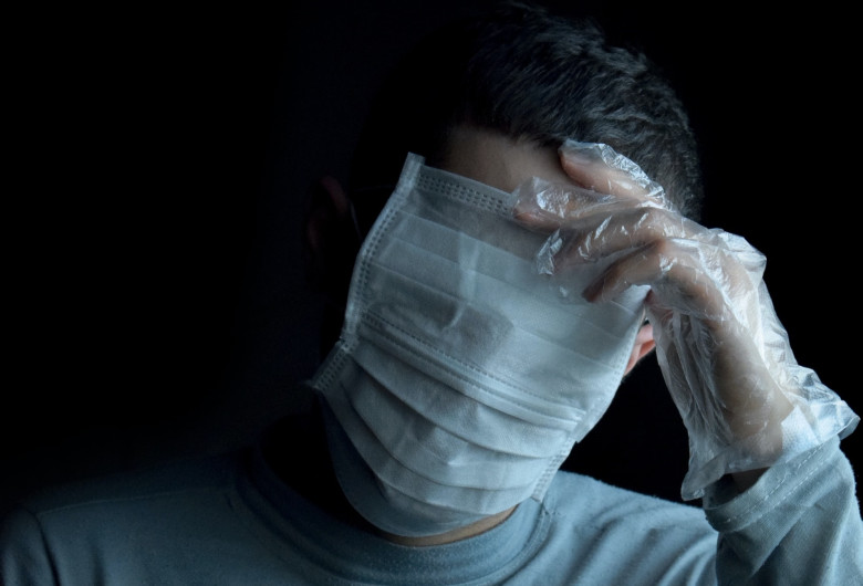 Bărbat cu măști de protecție pe față, supraprotecție împotriva coronavirus, COVID-19