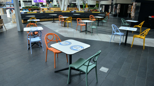 Mese în restaurantul din mall, cu distanțare socială în timp de COVID-19, coronavirus