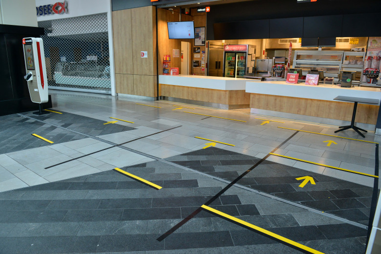 Restaurante în mall, cu distanțare socială, coronavirus, COVID-19