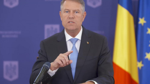 Klaus Iohannis arată cu degetul supărat, nervos