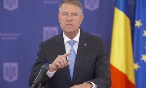 Klaus Iohannis arată cu degetul supărat, nervos